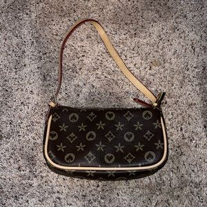 Small Knock Off “LV” Clutch Purse